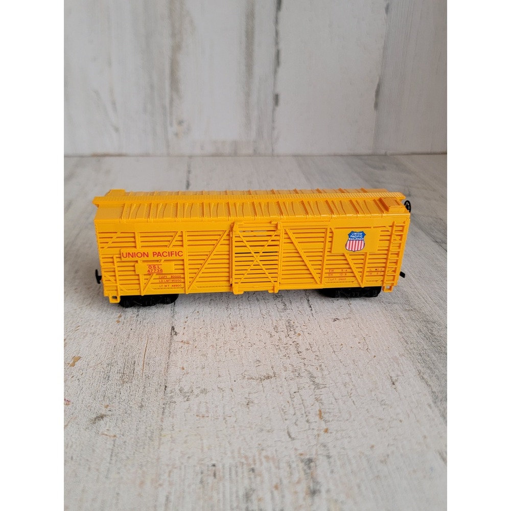 Union‎ Pacific 47736 yellow train cart collectible home decor figure
